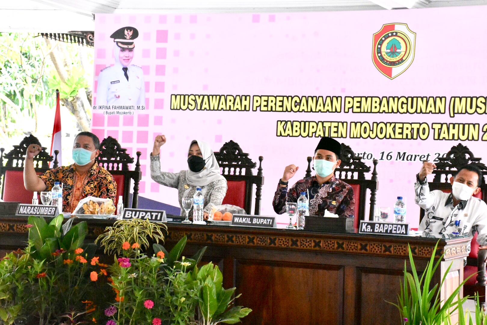 Bupati Mojokerto, Ikfina Fahmawati didampingi Wakil Bupati Muhammad Albarraa dan Ketua TP PKK Shofiya Hanak Albarraa, meresmikan Musrenbang Disabilitas 2021.  SP/Dwy Agus Susanti