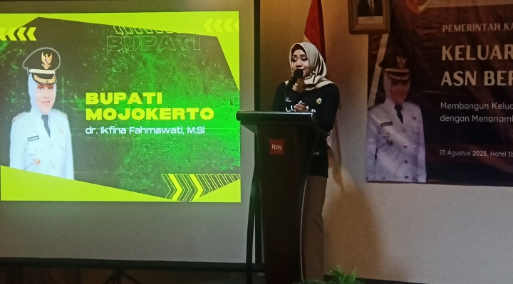 Bupati Mojokerto Ikfina Fahmawati saat membuka Bimtek Keluarga Berintegrita di Hotel Ibis Surabaya