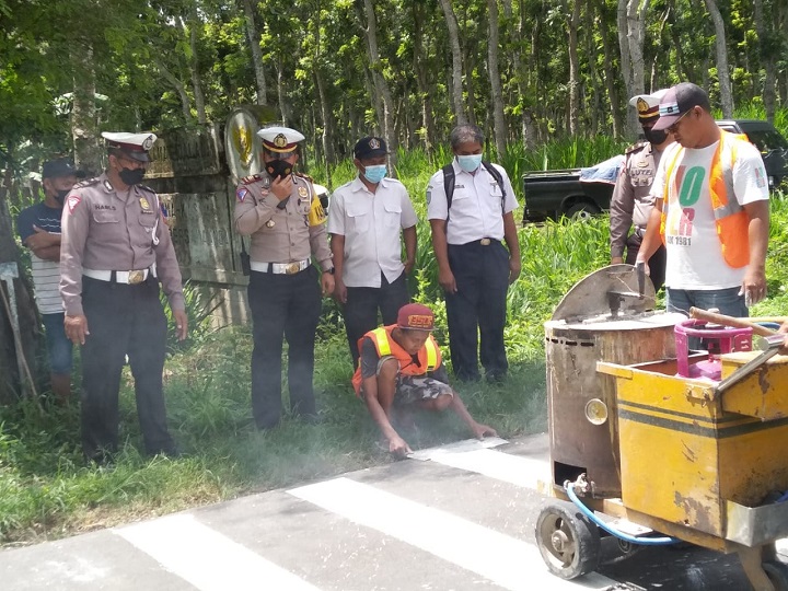 Kasat Lantas Polres Blitar AKP I Putu Angga Feriyana pimpin langsung bikin Garis Kejut di jalan raya Gunung Bethet. SP/Hadi Lestariono