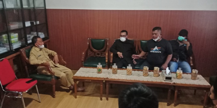 Kepala SMA Negeri 1 Gresik Syafaul Anam saat menerima perwakilan wali siswa didampingi anggota DPRD Gresik Syaichu Busyiri. SP/Grs