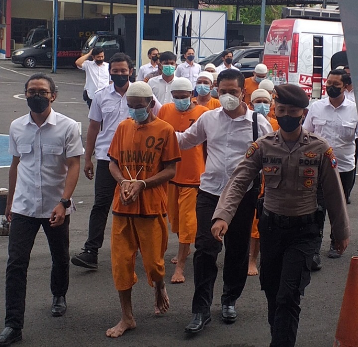 Tersangka S (61 depan)  saat digiring petugas. SP/Hadi Lestariono