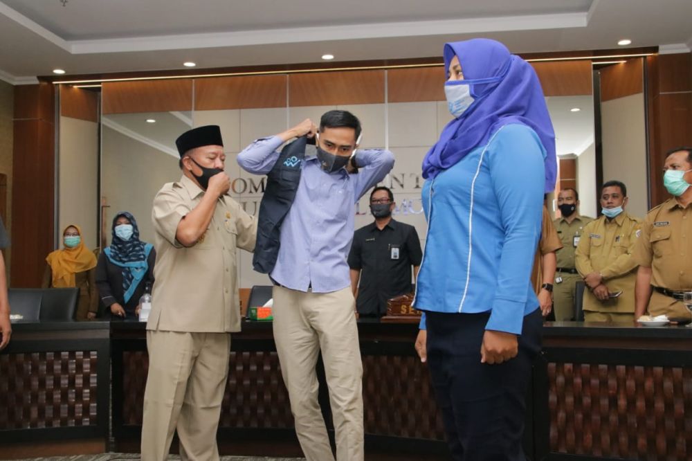 Bupati Lamongan Fadeli saat menyematkan atribut kepada petugas sensus penduduk tatap muka di kantor BPS setempat.

FOTO:SP/MUHAJIRIN KASRUN