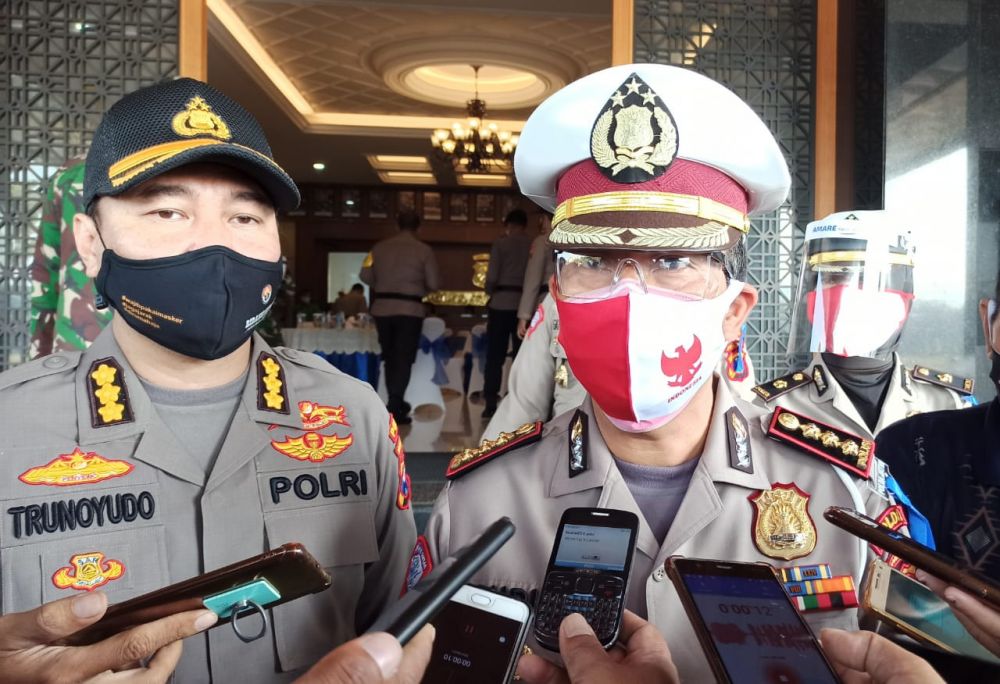 Dirlantas Polda Jatim Kombes Pol Budi Indra Dermawan didampingi Kabid Humas Polda Jatim Kombes Pol Trunoyudo Wisnu Andhiko usai apel operasi patuh Semeru 2020 Kamis (23/7/2020)