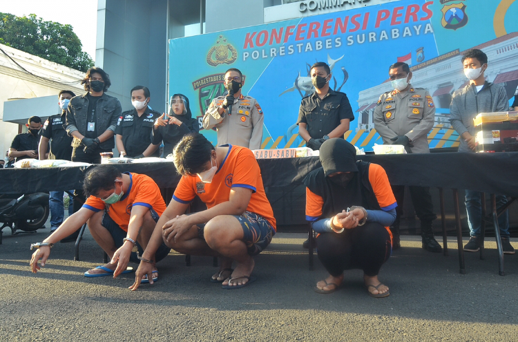 Kapolrestabes Surabaya Kombes Pol Akhmad Yusep Gunawan menunjukan barang bukti narkoba jenis sabu dan 3 orang tersangka hasil ungkap kasus penyelundupan sabu antar provinsi di Mapolrestabes, Surabaya, Selasa (24/8/2021). Sp/Arlana