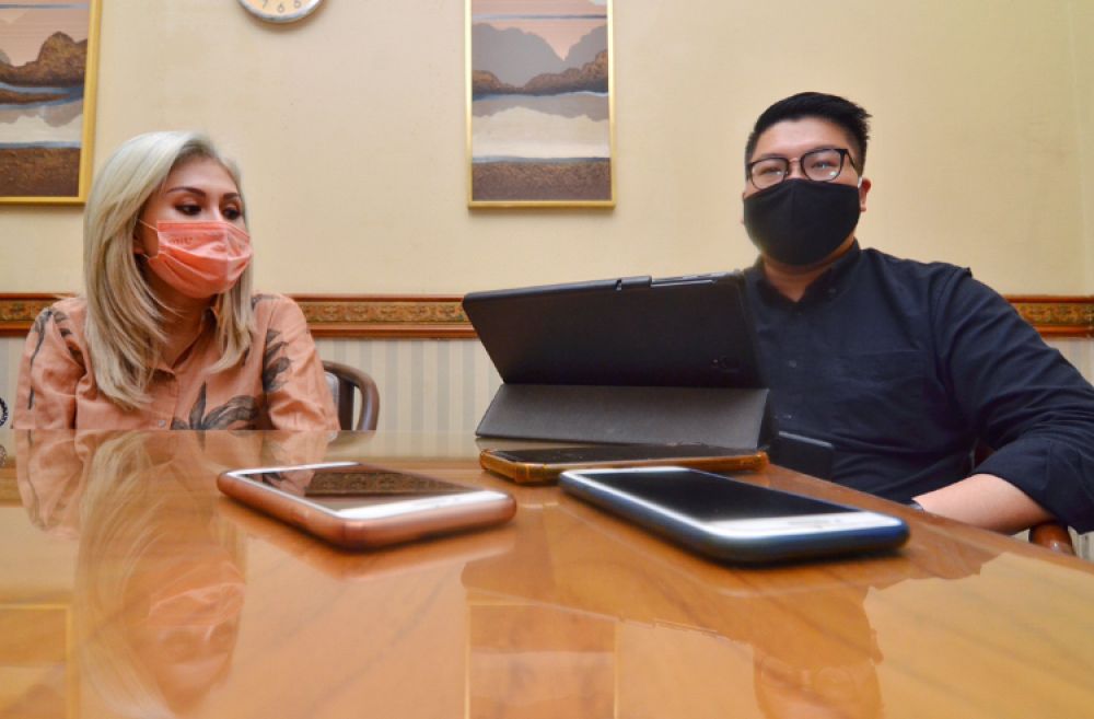 Kuasa hukum PT PLT, Venna Naftalia dan Direktur Utama PT PLT, Isaac Nugraha Munandar saat conferensi pers di Kantor Bara JP, Surabaya, Sabtu (20/6/2020). Sp/Arlana