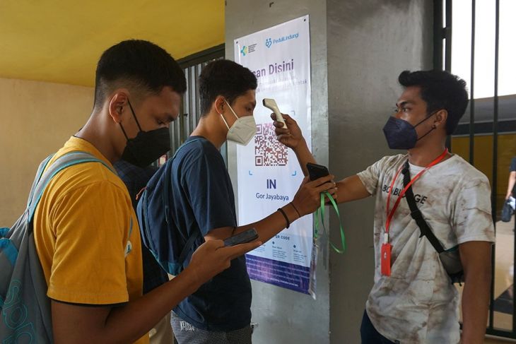Pengunjung GOR Jayabaya Kediri dilakukan tes suhu badan saat hendak masuk area GOR.
