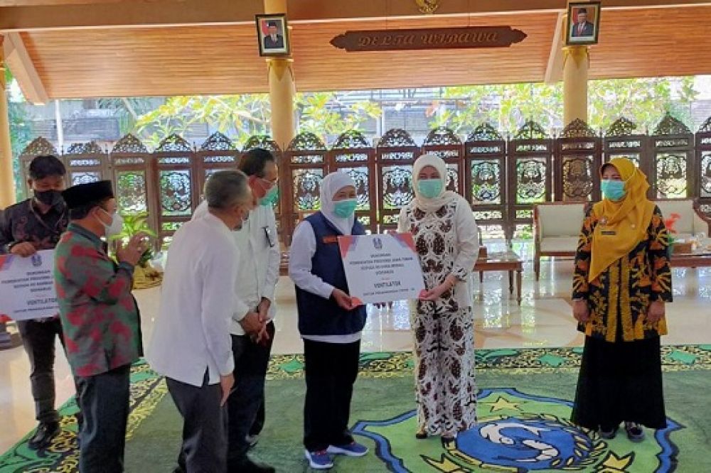 Gubernur Jatim Khofifah serahkan ventilator ke RS rujukan Covid-19