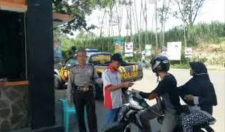 Polisi melakukan patroli di tempat wisata. SP/Lim
