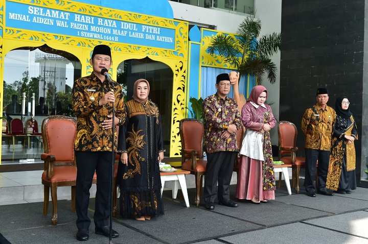 Bupati bersama istri, Wabup bersama istri dan sekda bersama istri saat halal bihalal di halaman Pemkab Lamongan. SP/MUHAJIRIN KASRUN
