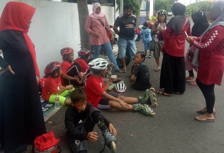 Beginilah atlet-atlet sepatu roda Gresik berlatih menggunakan jalan yang sepi dari kendaraan bermotor karena tidak memiliki lapangan khusus. SP/M.AIDID