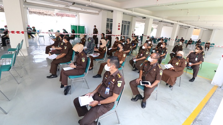 Kejati Jatim menggelar vaksinasi booster untuk pegawai dan keluarga. SP/Budi Mulyono