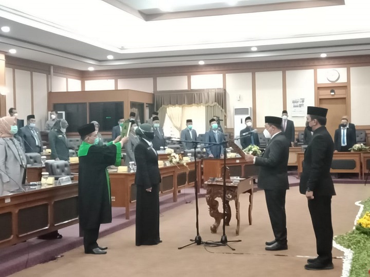 Ketua DPRD H Much Abdul Qodir saat mengambil sumpah/janji anggota PAW DPRD Gresik Hj Hudaifah dari FKB. SP/M.AIDID