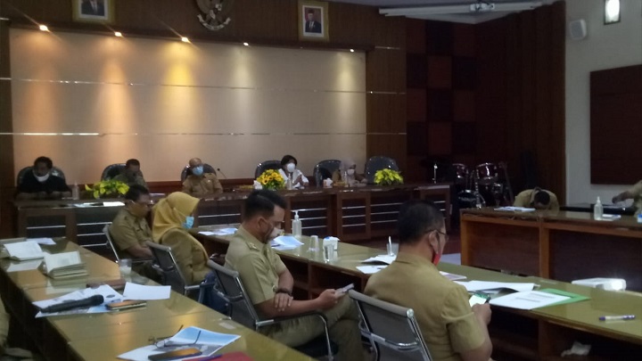 Rapat pelaksanaan program pemulihan ekonomi atas dampak Covid -19 tahun 2021 dengan Dewan Riset Daerah (DRD) dan OPD terkait di Kantor Bappeko Mojokerto, Senin (19/10) siang. SP/Dwy