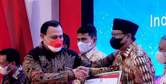 Bupati Pasuruan Irsyad Yusuf saat menerima penghargaan dari KPK