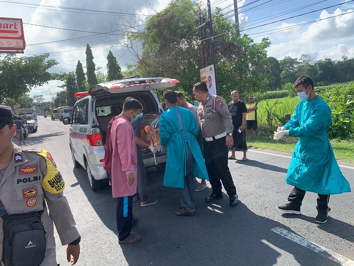 Petugas saat mengevakuasi jenazah korban. SP/Lestariono