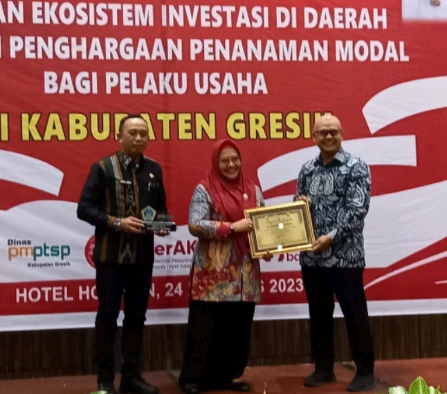 Penyerahan penghargaan oleh Wakil Bupati Gresik Aminatun Habibah kepada Erika Silva, Marketing Manager PTFI. SP/PTFI
