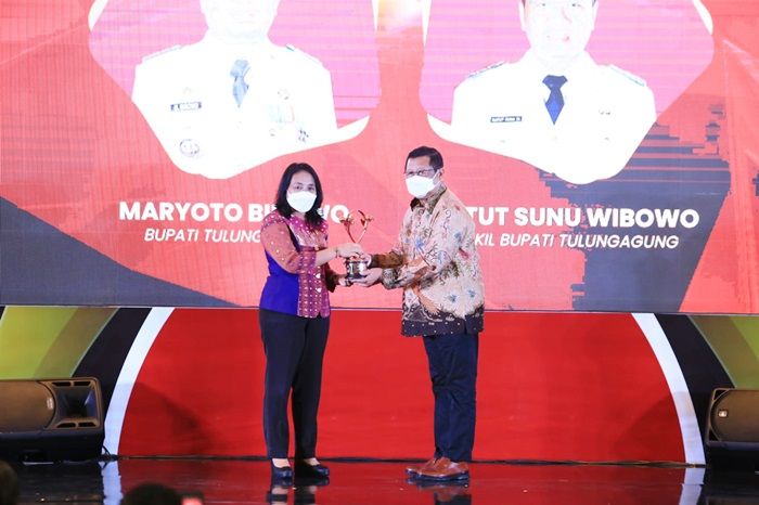 Penyerahan penghargaan dilakukan secara langsung oleh Menteri PPPA RI I Gusti Ayu Bintang Darmawati, S.E M.Si kepada Bupati Tulungagung Drs. Maryoto Birowo, MM pada malam penghargaan di Novotel Bogor Golf Resort And Convention Center 