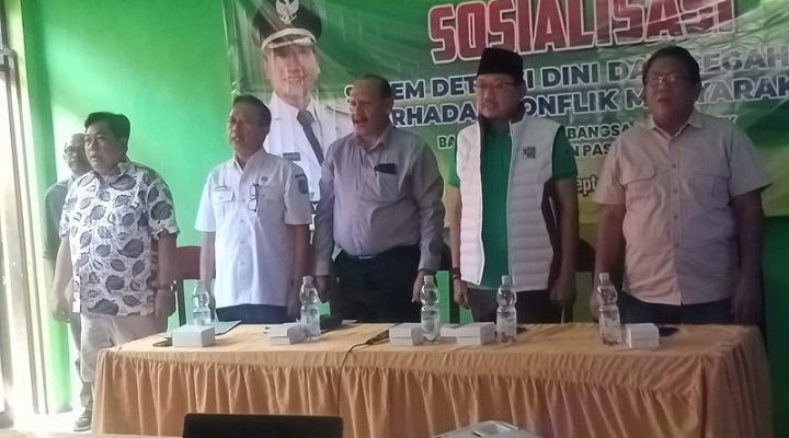 Bakesbangpol kabupaten Pasuruan saat sosialisasi pembinaan sistem deteksi dini konflik masyarakat.