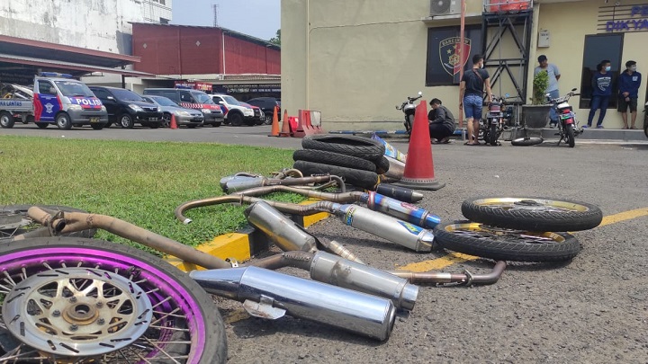 Puluhan knalpot Brong (Freeflow) yang disita oleh petugas Satuan Lalu Lintas (Satlantas) Polresta Mojokerto. SP/Dwy Agus Susanti