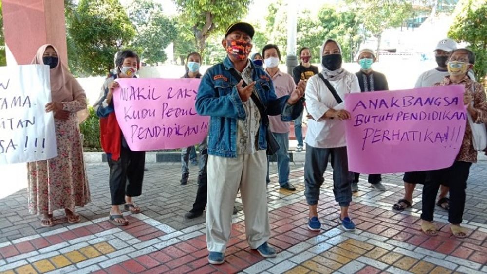 Wali murid mendatangi Kantor DPRD Surabaya mengadukan pelaksanaan proses Penerimaan Peserta Didik Baru (PPDB) SMP Negeri jalur zonasi dan mitra warga, Kamis (2/7).SP/ALQ