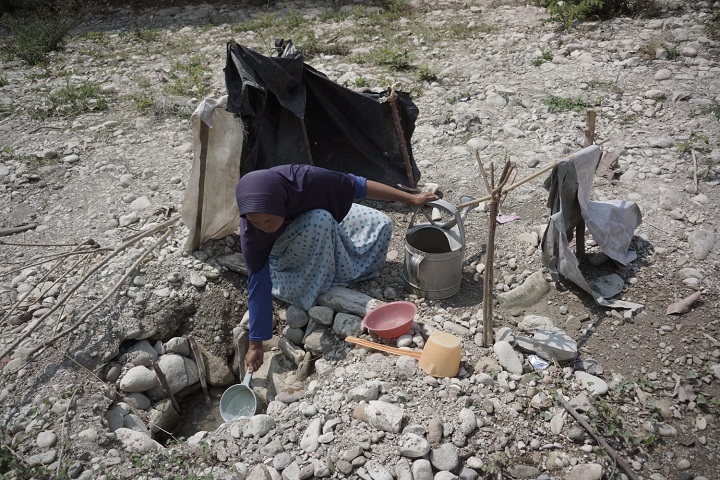Warga mengambil air di kubangan sungai yang mengering Dusun Tondowesi, Desa Pojokklitih, Kecamatan Plandaan, Kabupaten Jombang, Selasa (24/10/2023).