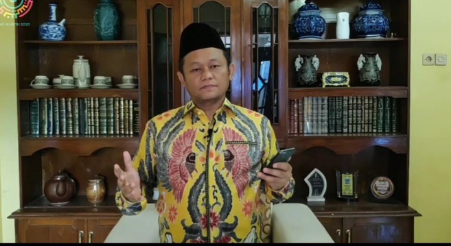 Ketua DPD Golkar Jatim,  M Sarmuji Msi membaca puisi disiarkan melalui Youtube, Kamis (22/10) .SP/Alqomaruddin