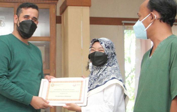 Wali Kota Probolinggo Habib Hadi Zainal Abidin memberikan insentif bagi tenaga kesehatan (nakes) Covid-19. Pemberian insentif itu diberikan secara simbolis, Sabtu (11/9/2021). 