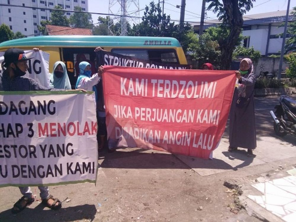 Puluhan perwakilan pedagang pasar turi yang tergabung dalam paguyuban Pedagang Pasar Turi Tahap 3  mendatangi kantor PT KAI (Persero) Daop 8 dijalan Gubeng Surabaya. SP/ALQ