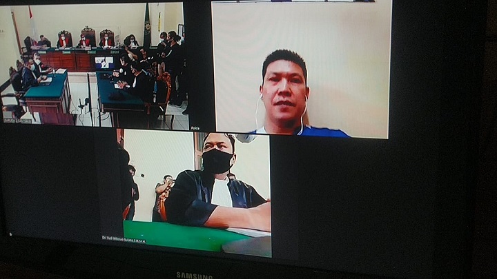 Terdakwa David Handoko saat mendengarkan replik JPU di PN Surabaya, Rabu (3/5). SP/Budi Mulyono