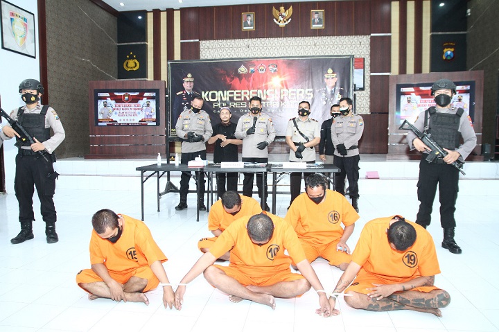 Kapolres Blitar Kota AKBP dr Yudhi Hery Setyawan S.IK M.Si beberkan BB dan para tersangka.SP/Hadi Lestariono