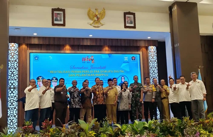 Bupati, ketua dewan pers, ketua PWI Jatim dan Forkopimda berpose bersama pengurus MAPPILU PWI Kab Lamongan yang baru dilantik. SP/MUHAJIRIN KASRUN