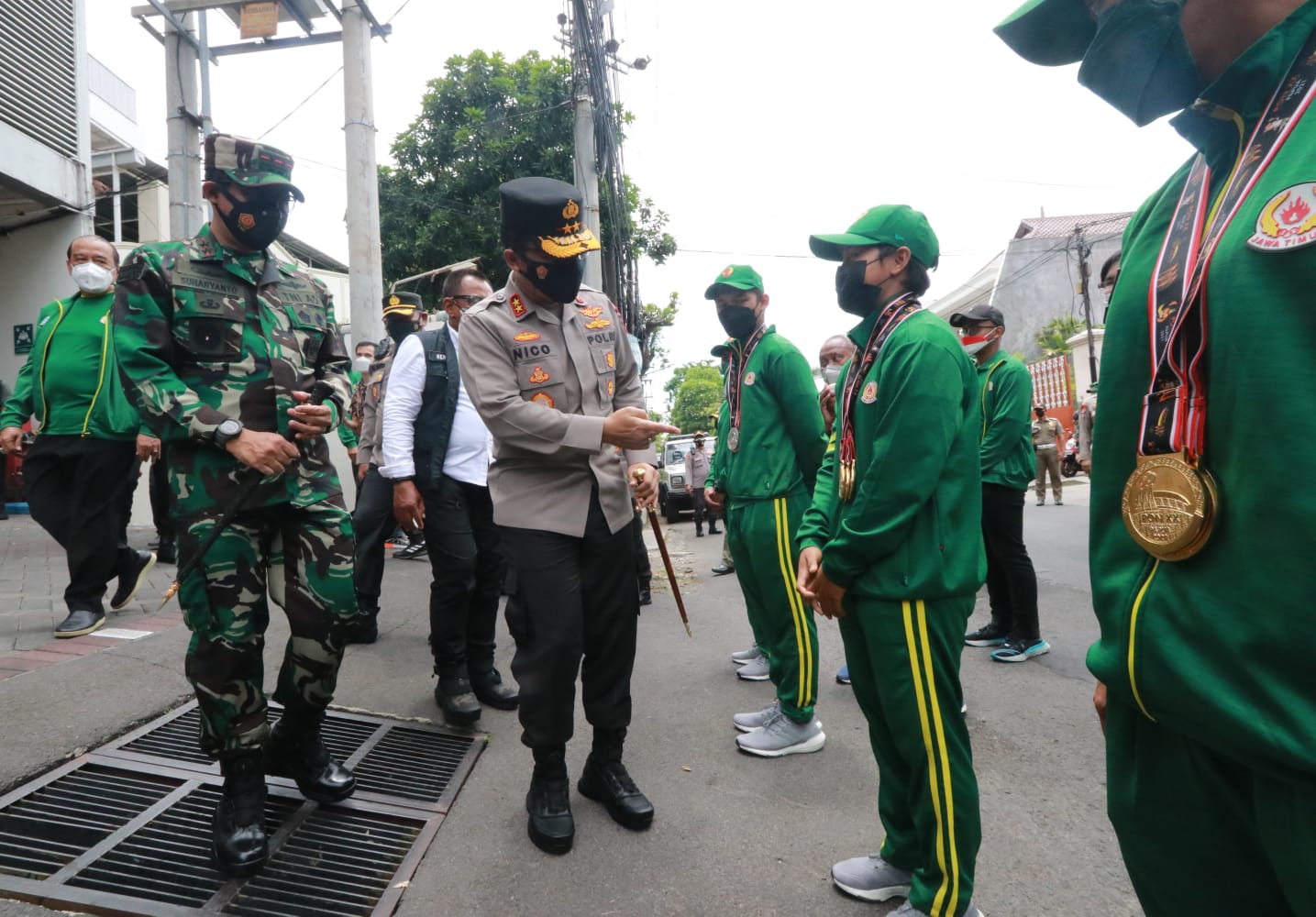 Forkopimda Jawa Timur menyambangi atlet Pekan Olahraga Nasional (PON) kontingen Jatim di tempat karantina. SP/Herman