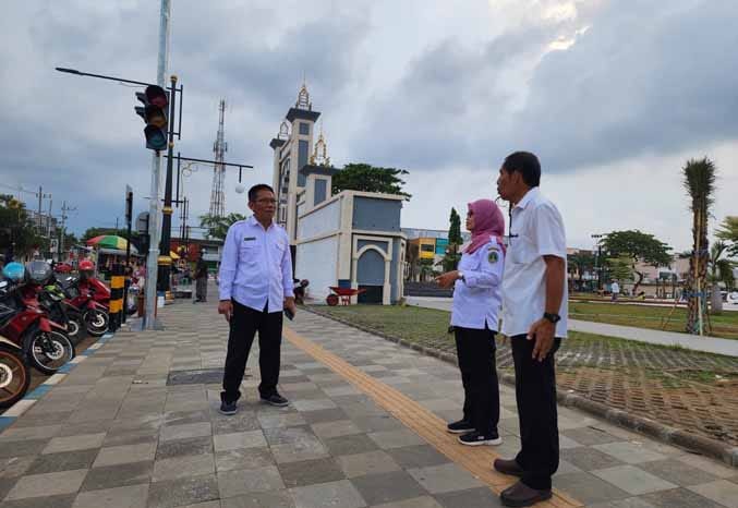Kepala Dinas Pekerjaan Umum dan Penataan Ruang Kota Pasuruan Gustap Purwoko, MT  memantau pelebaran jalan dan peningkatan jalan di sekitar Alun-alun.