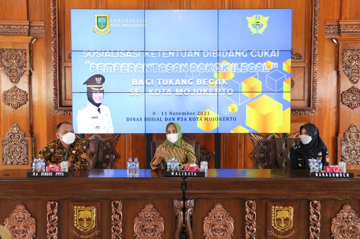 Tukang becak kelurahan Mentikan, kelurahan Miji, kelurahan Meri, dan Kelurahan Prajurit kulon yang mendapatkan edukasi terkait "Gempur Rokok Ilegal" dari Kantor Bea dan Cukai Sidoarjo. SP/Dwy AS