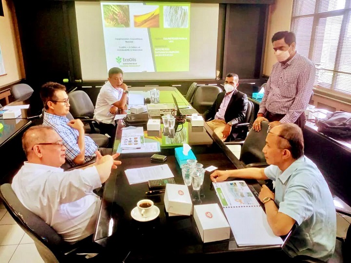 Ketua Umum Kadin Jawa Timur Adik Dwi Putranto didampingi Ketua Komite Tetap Manufactur, Sim Putra Bradley, di Graha Kadin Jatim.