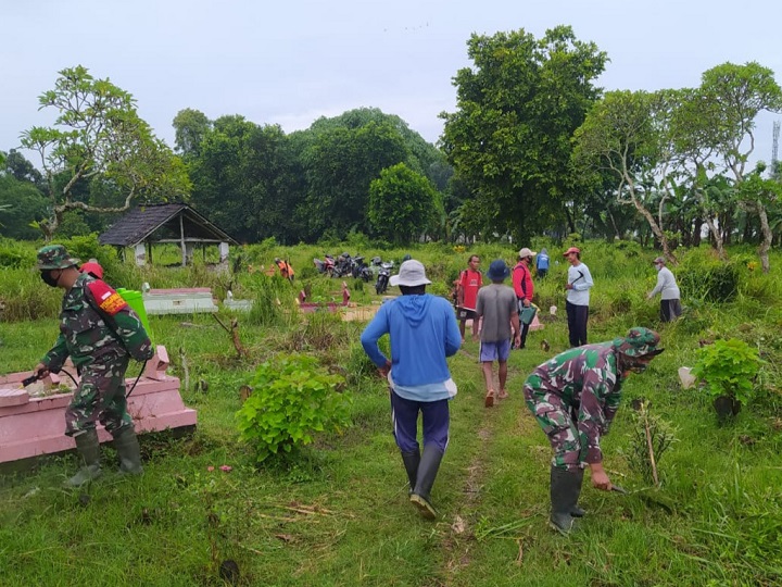 Anggota TNI dan warga saat membersihkan TPU. SP/Lim
