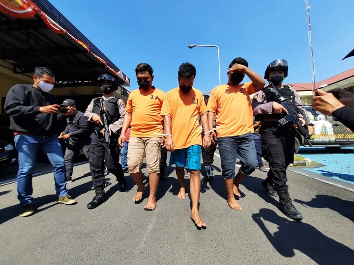 Ketiga pelaku pembacokan pembacokan Abdul Karim (14), asal Dusun Temboro, Desa Domas, Kecamatan Trowulan, Kabupaten Mojokerto saat digelandang ke sel tahanan. SP/Dwy AS