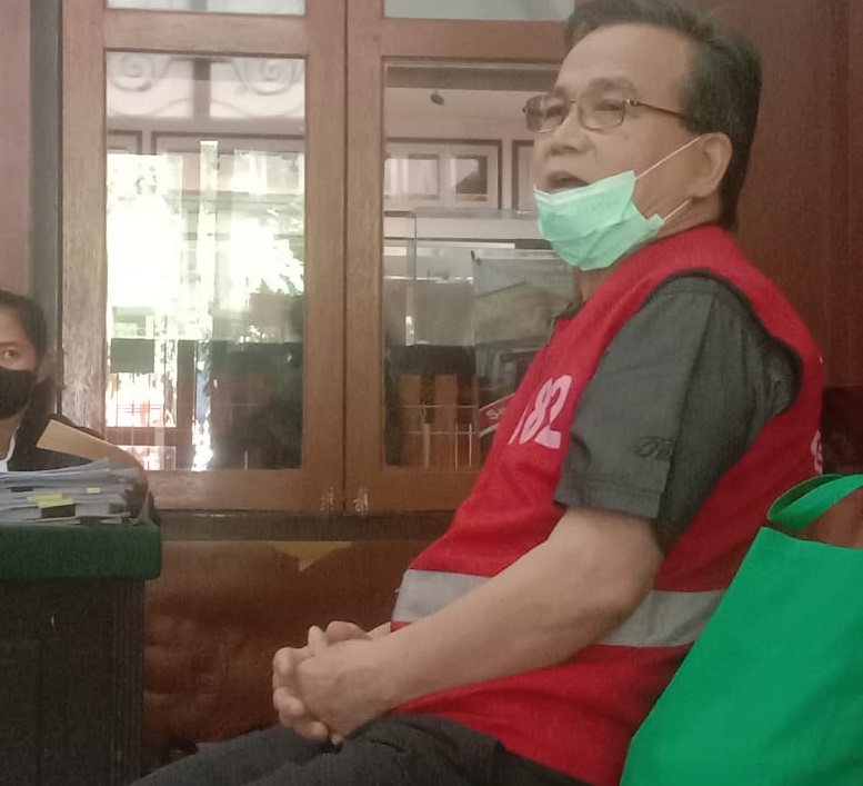 Hendra Sugianto mendengarkan vonis hakim di PN Surabaya. SP/Budi Mulyono