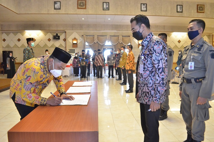 Bupati Fandi Akhmad Yani menandatangani berita acara pelantikan 29 pejabat fungsional.