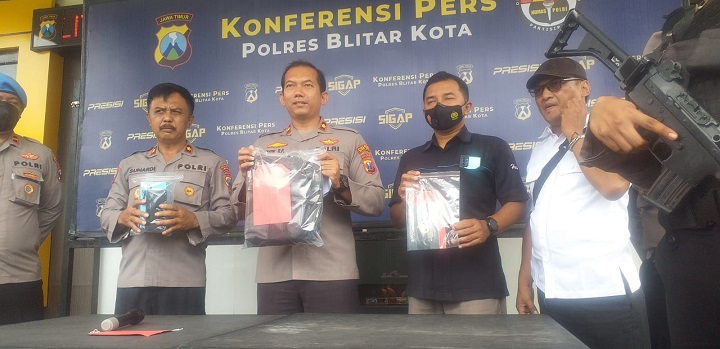 Waka Polres Kompol Yoyok tunjukan BB. SP/Hadi Lestariono