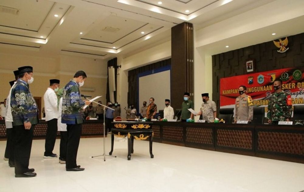 Ketiga Bapaslon saat membacakan komitmennya selalu mentaati protokol kesehatan dalam proses pilkada 2020. SP/MUHAJIRIN KASRUN