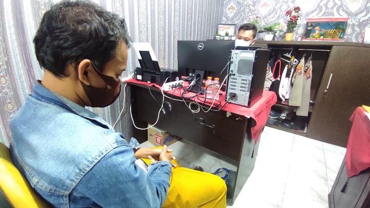 Pelaku jasa layanan pembuat sertifikat nikah tanpa hak AML, 28 tahun asal Kecamatan Modung, Kabupaten Bangkalan, Madura saat diperiksa di Polresta Mojokerto. SP/Dwy AS
