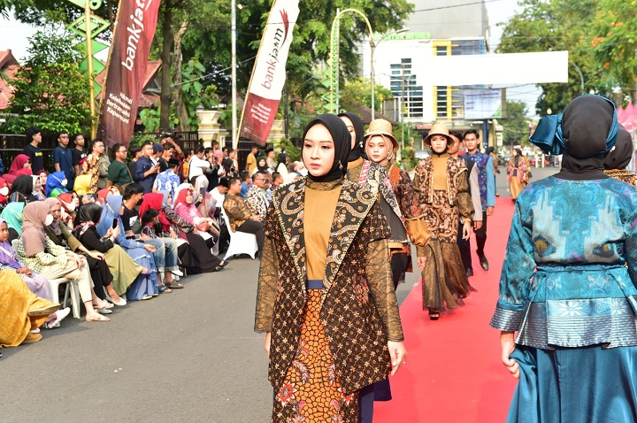 Para model berlenggak lenggok di atas catwalk dengan baju fashion dari batik. SP/MUHAJIRIN KASRUN