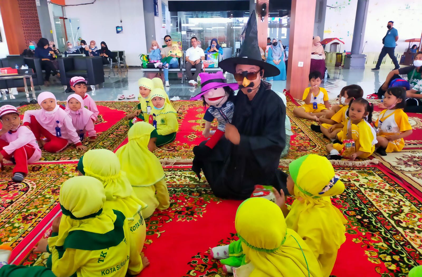 Dalam rangka Hari Anak Nasional, PT KAI DAOP 8 Surabaya hadirkan pegiat dongeng dari Surabaya, Harris Rizky di Stasiun Gubeng Surabaya, Jumat 22 Juli 2022