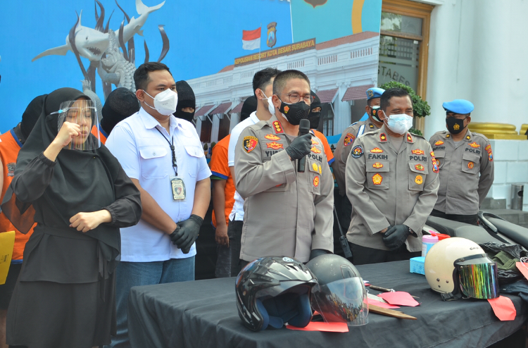 Kapolrestabes Surabaya Kombes Pol Akhmad Yusep Gunawan saat rilis kasus pembunuhan di Mapolrestabes, Surabaya, Senin (23/8/2021). Sp/Arlana