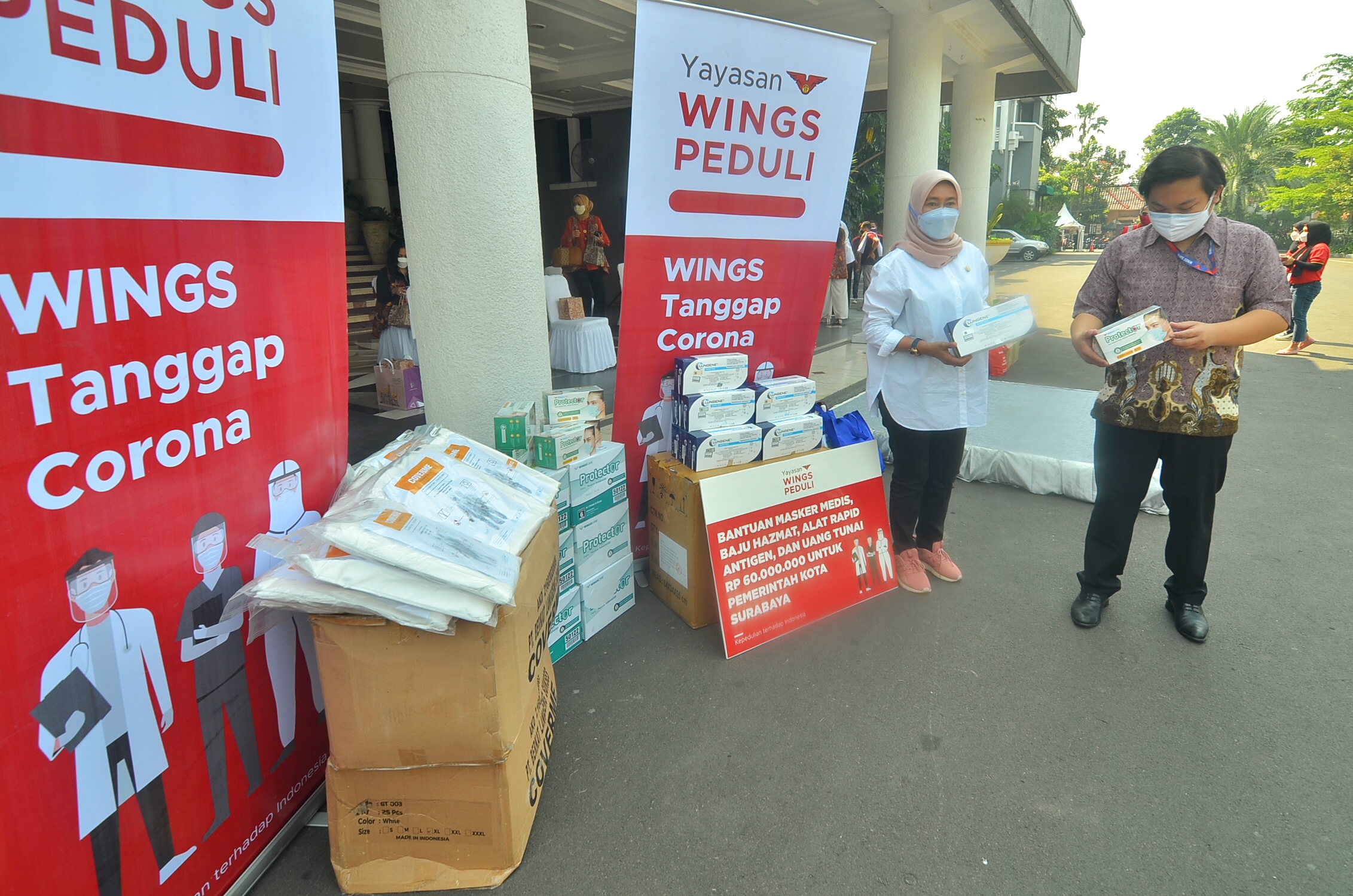 PT Wings Surya melalui Yayasan Wings Peduli saat menyerahkan bantuan kepada Pemkot Surabaya, Rabu (28/7/2021).