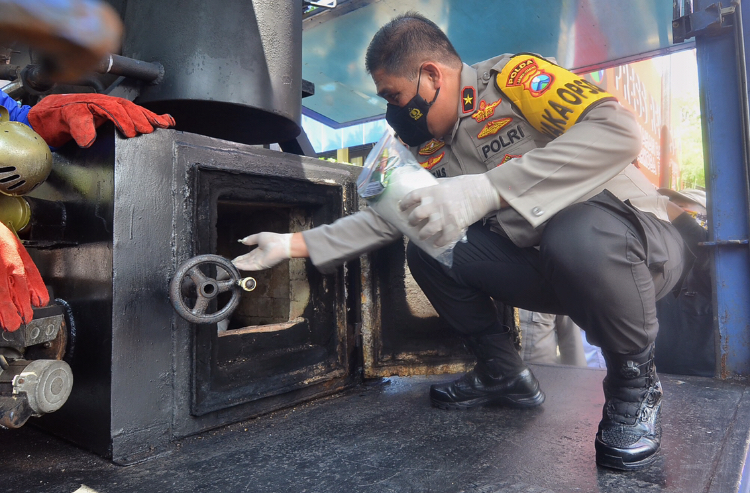 Waka Polda Jatim Brigjen Pol Slamet HS memusnahkan barang bukti sabu di Mapolda Jatim, Surabaya, Kamis (23/12/2021). Sp/Arlana