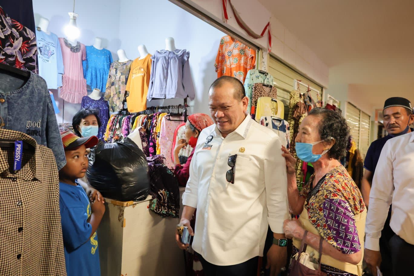 Ketua DPD RI AA LaNyalla Matalitti saat meninjau Pasar Turi Baru, Rabu (2/3/2022)