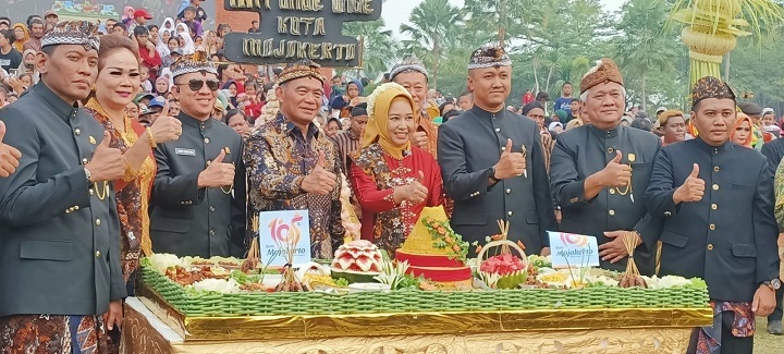 Pimpinan DPRD Kota Mojokerto saat menghadiri upacara Hari Jadi Kota Mojokerto yang ke 105. SP/Dwy AS