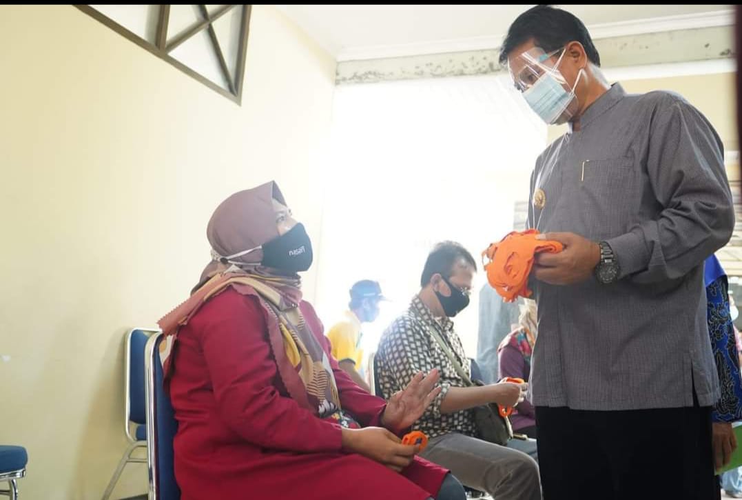 Wali Kota Madiun H.Maidi Memantau pelaksanaan vaksinasi di asrama haji . 